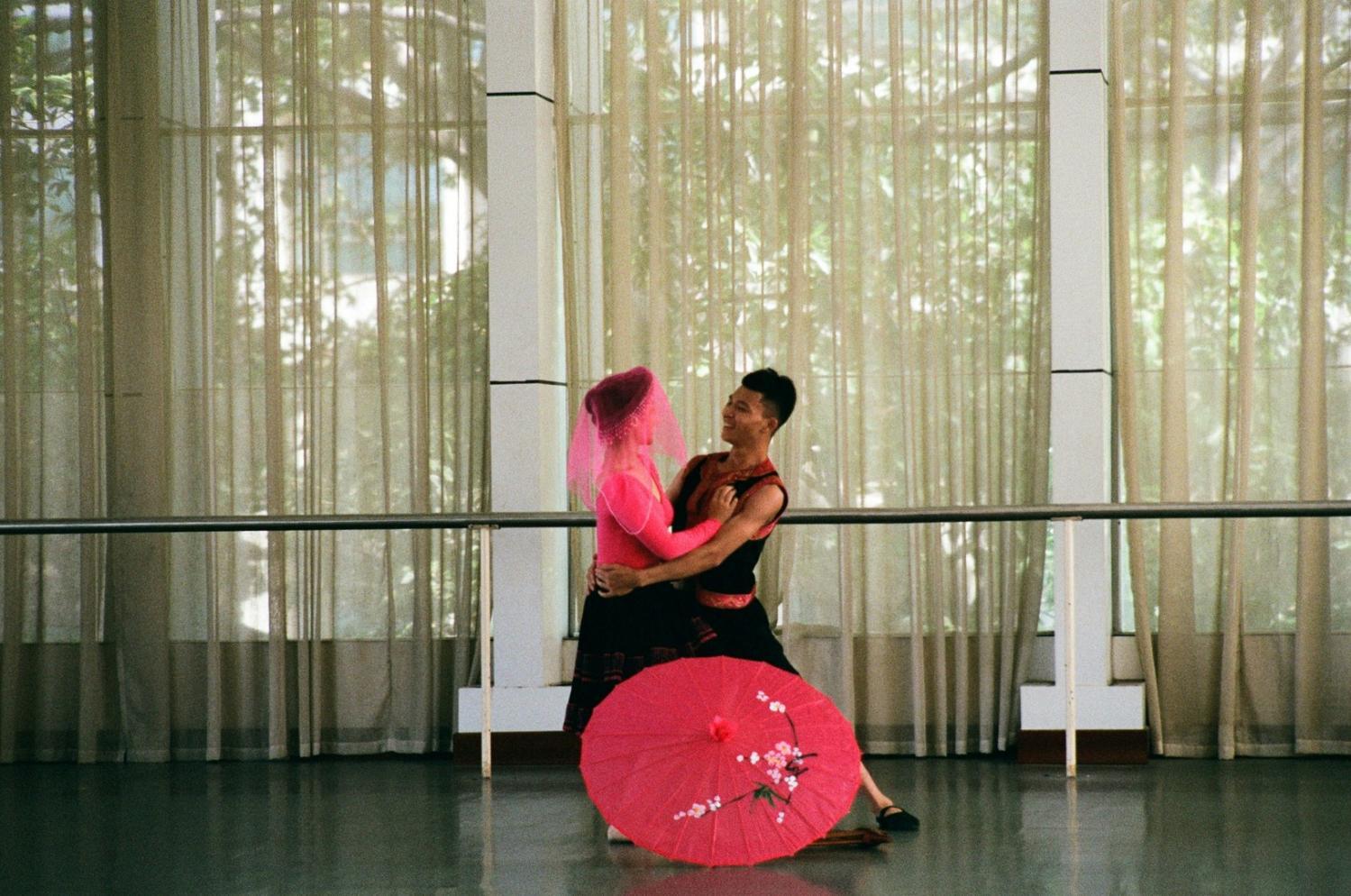 Balletttänzer während einer klassischen Übung im Studio