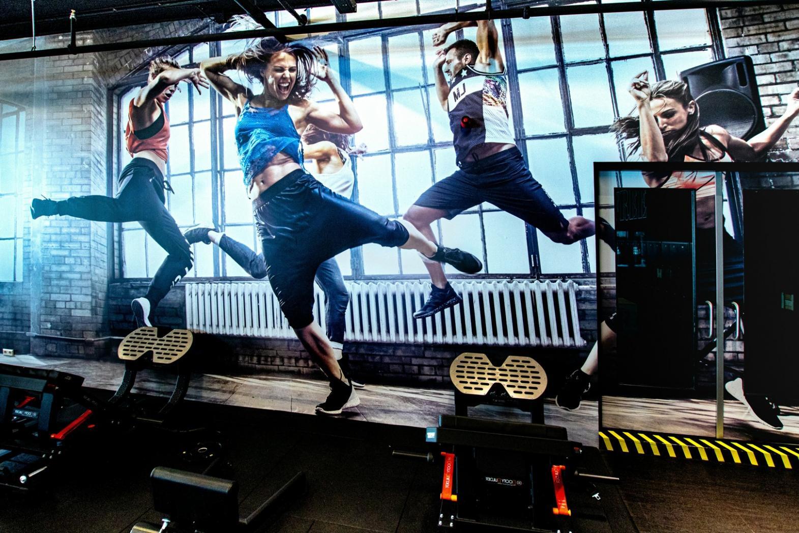 Ballettsaal mit Trainierenden an der Stange während einer Übungseinheit