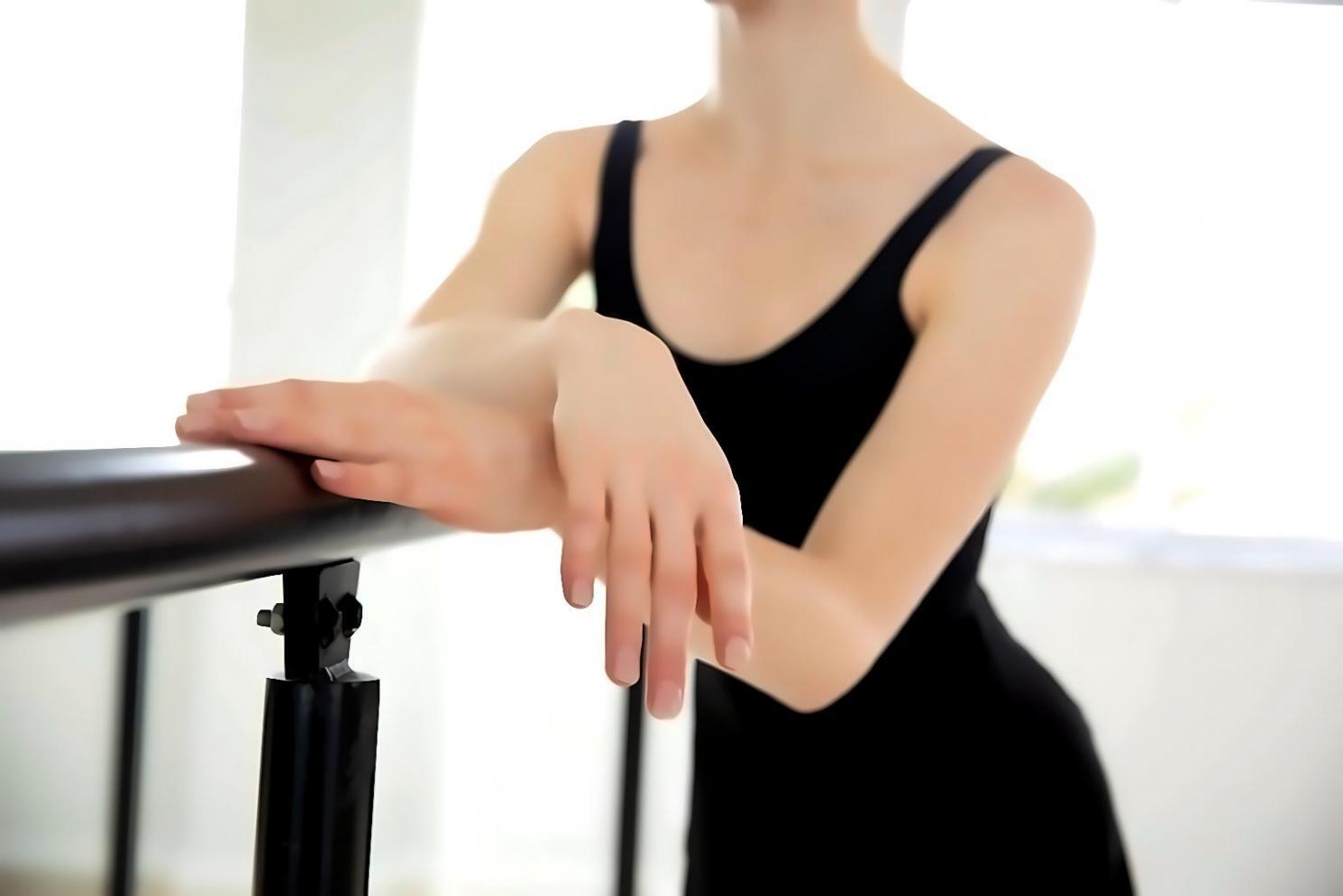 Ballettstudio mit natürlichem Licht und professioneller Ausstattung