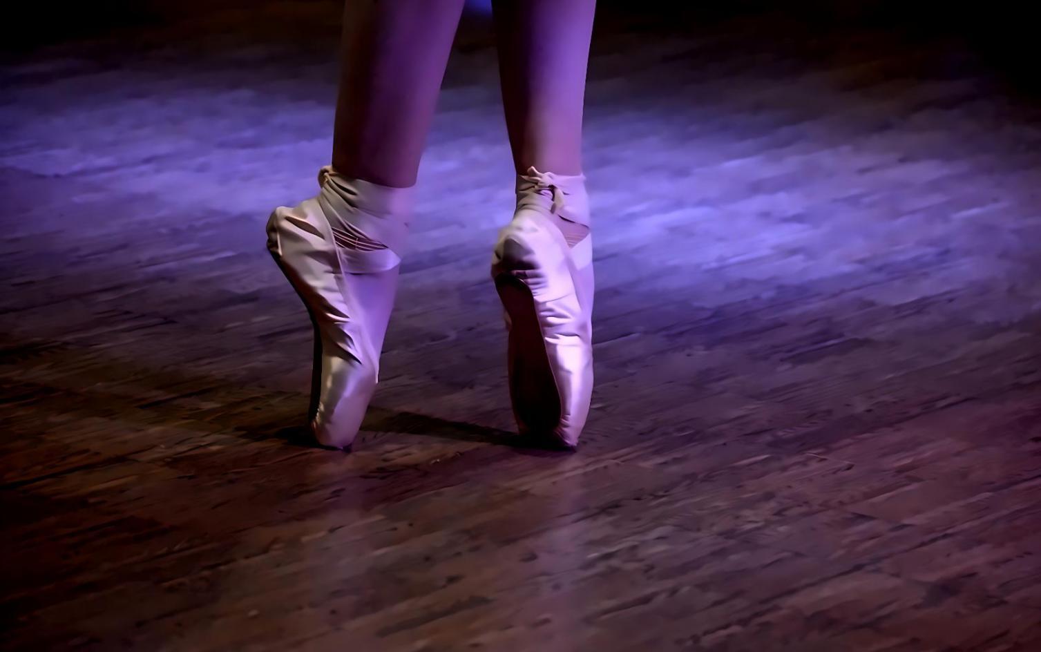 Detailaufnahme einer klassischen Ballettposition mit fokussierter Technik