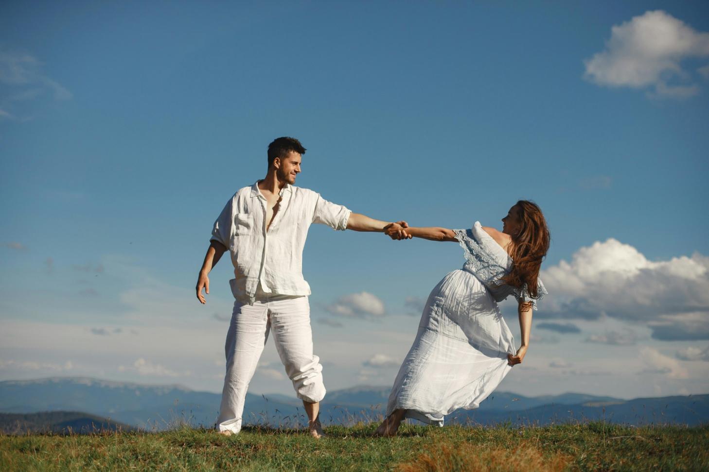 Tanzende Person in konzentrierter Haltung während des Trainings